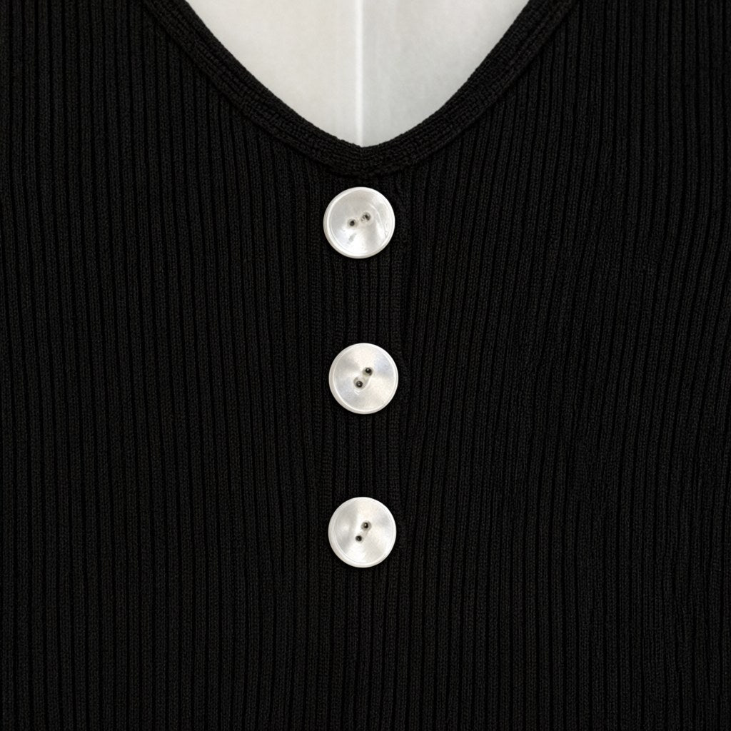 Detalle del tejido de Camiseta Priscila Textura Arrugada Cuello V con Botones Nácar para mujer Angara Moda