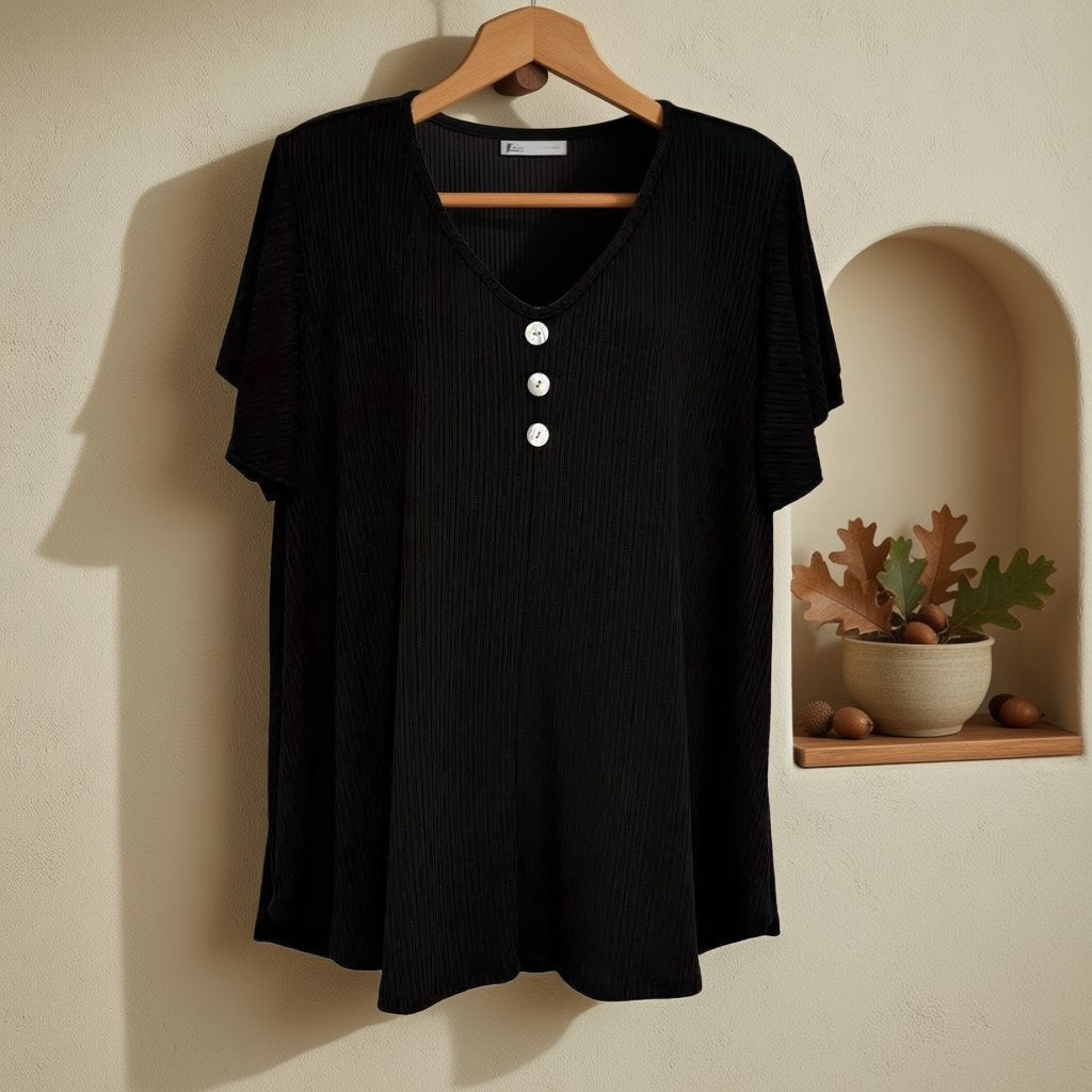Camiseta Priscila Textura Arrugada Cuello V con Botones Nácar colgada en un ambiente para mujer Angara Moda