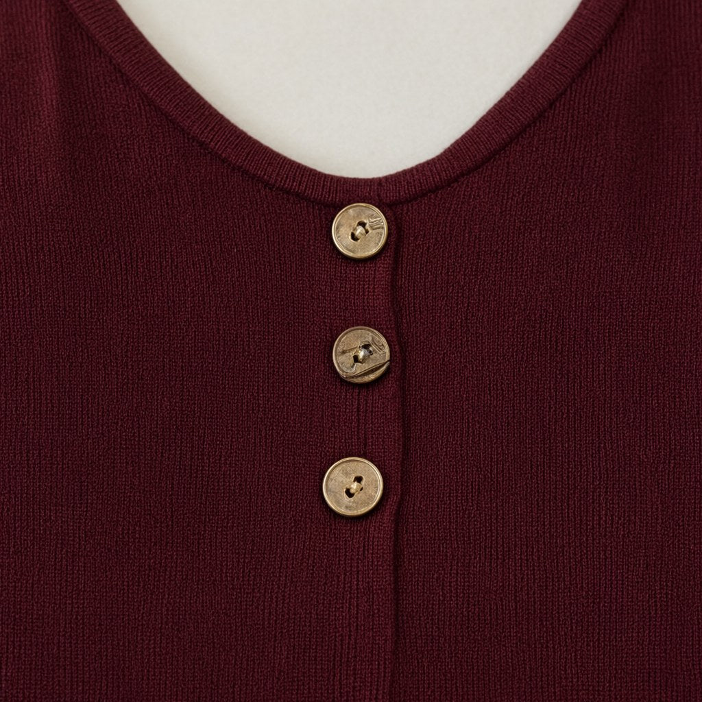Detalle del tejido de Camiseta Rocío sin mangas con botones de madera y escote redondo para mujer Angara Moda