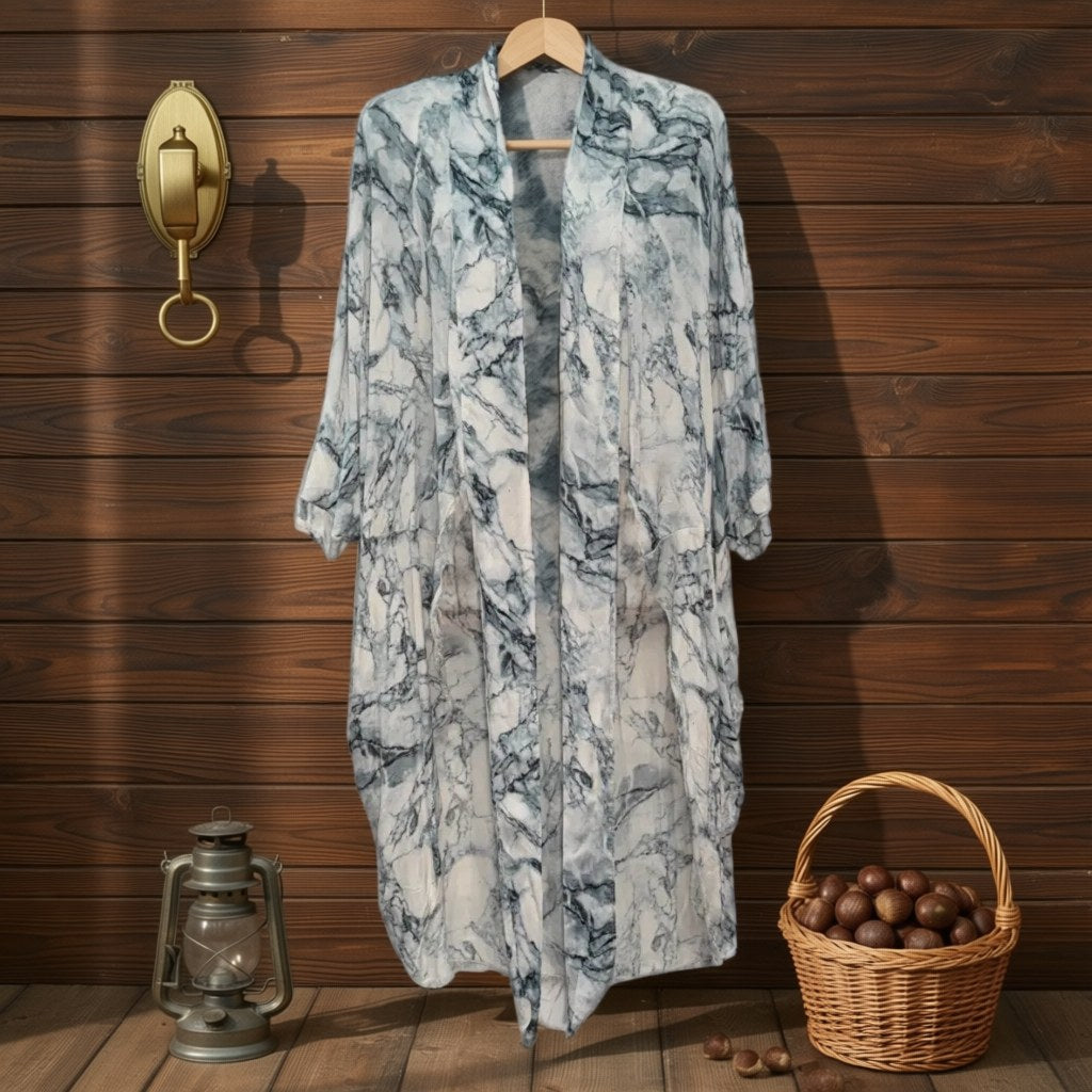 Kimono Corto Tormenta de Gasa con Estampado Efecto Mármol colgada en un ambiente para mujer Angara Moda