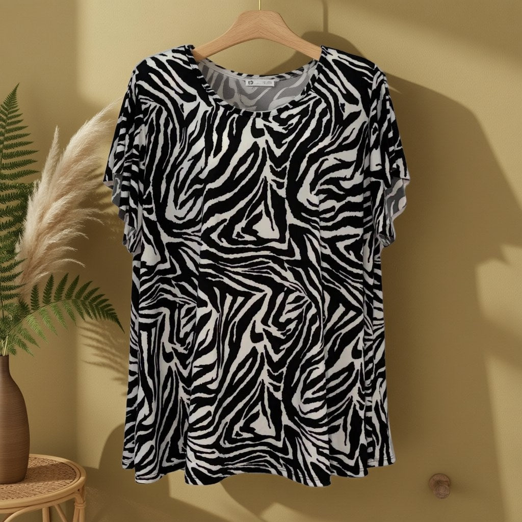 Camiseta Sabána de Estampado Animal Print con Manga Mariposa colgada en un ambiente para mujer Angara Moda