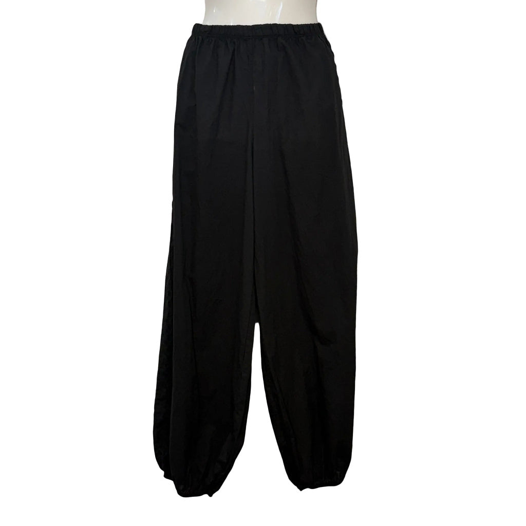 Pantalón Greta Bombacho con Franja Lateral Bordada y Tobillo Fruncido sobre fondo blanco para mujer Angara Moda