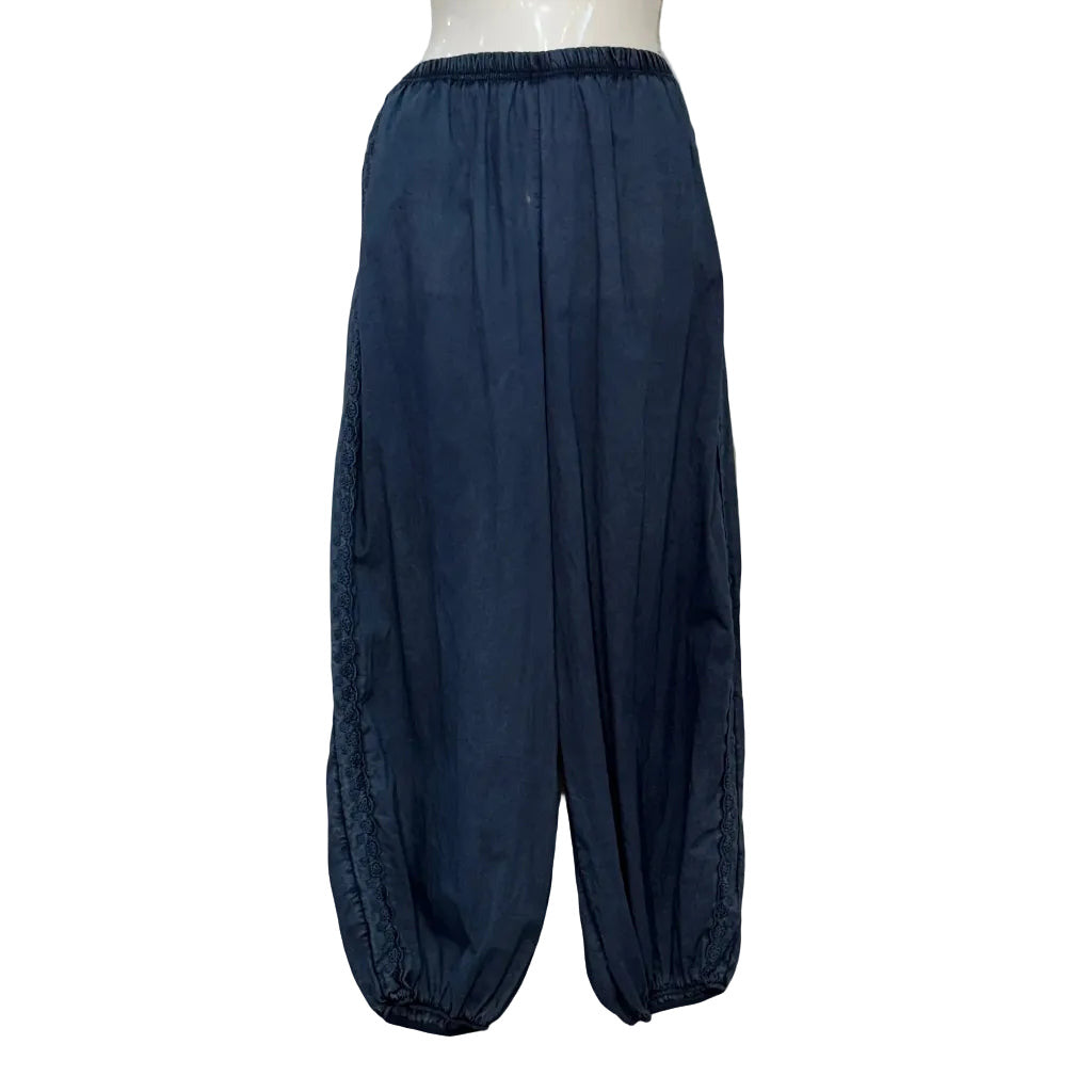 Pantalón Greta Bombacho con Franja Lateral Bordada y Tobillo Fruncido en color Azul vaquero oscuro sobre fondo blanco para mujer Angara Moda