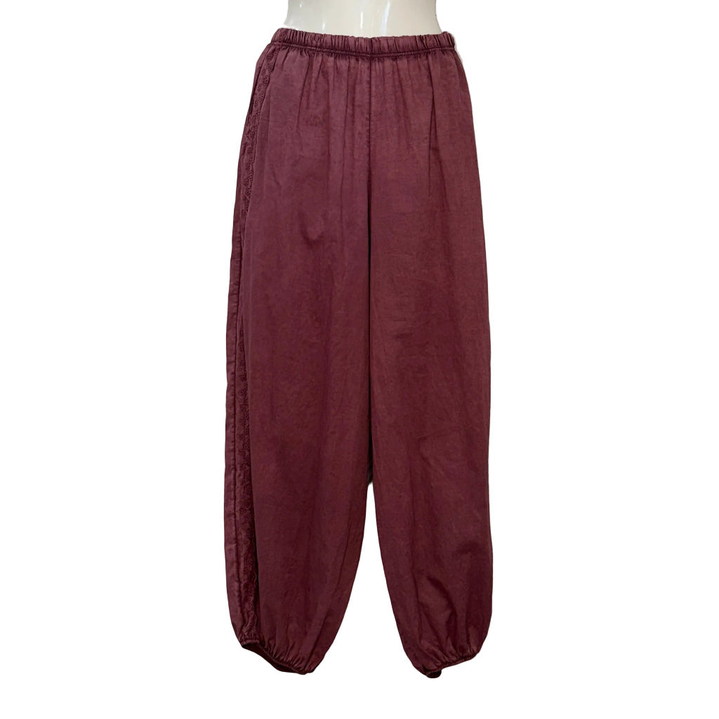 Pantalón Greta Bombacho con Franja Lateral Bordada y Tobillo Fruncido en color Vino claro sobre fondo blanco para mujer Angara Moda