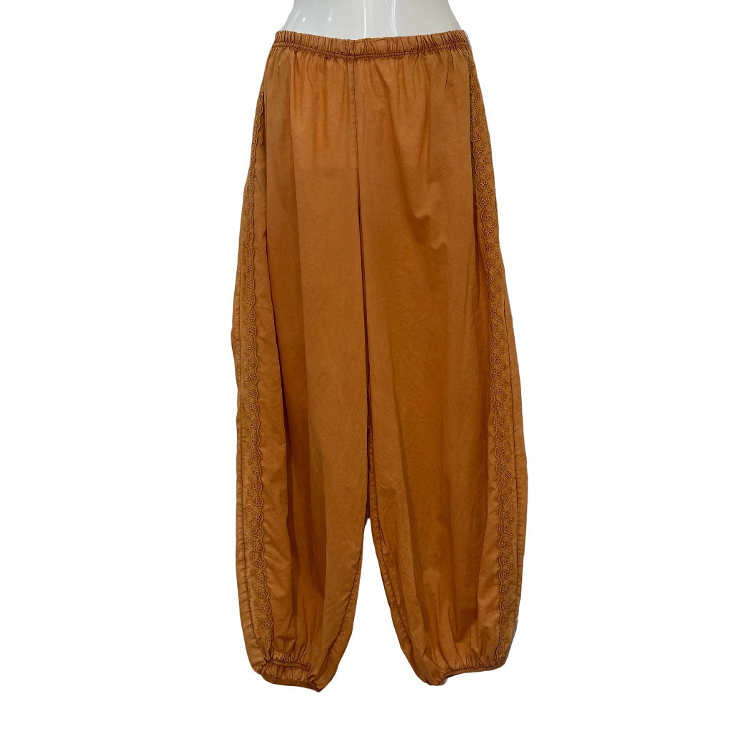 Pantalón Greta Bombacho con Franja Lateral Bordada y Tobillo Fruncido en color Teja sobre fondo blanco para mujer Angara Moda