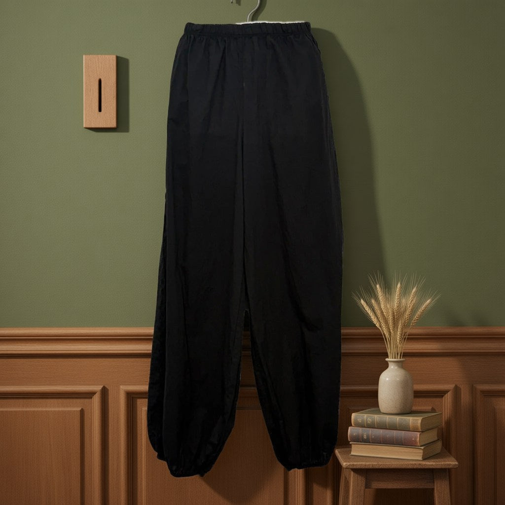 Pantalón Greta Bombacho con Franja Lateral Bordada y Tobillo Fruncido colgada en un ambiente para mujer Angara Moda