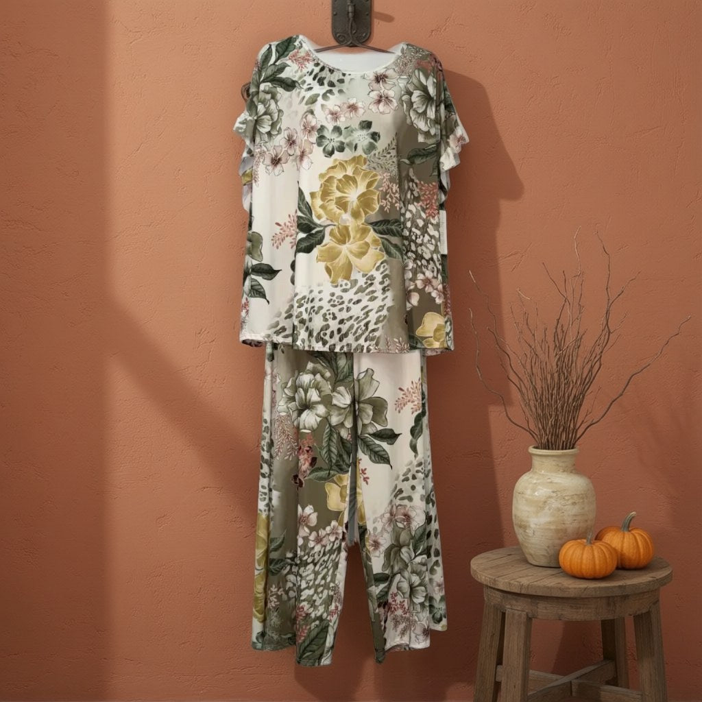 Conjunto dos piezas top manga corta volantes palazzo estampado floral tropical mujerta colgada en un ambiente para mujer Angara Moda