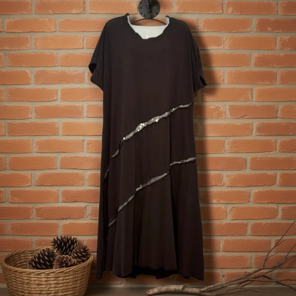 Vestido Largo Nápoles con Lentejuelas Diagonales en Marrón colgada en un ambiente para mujer Angara Moda