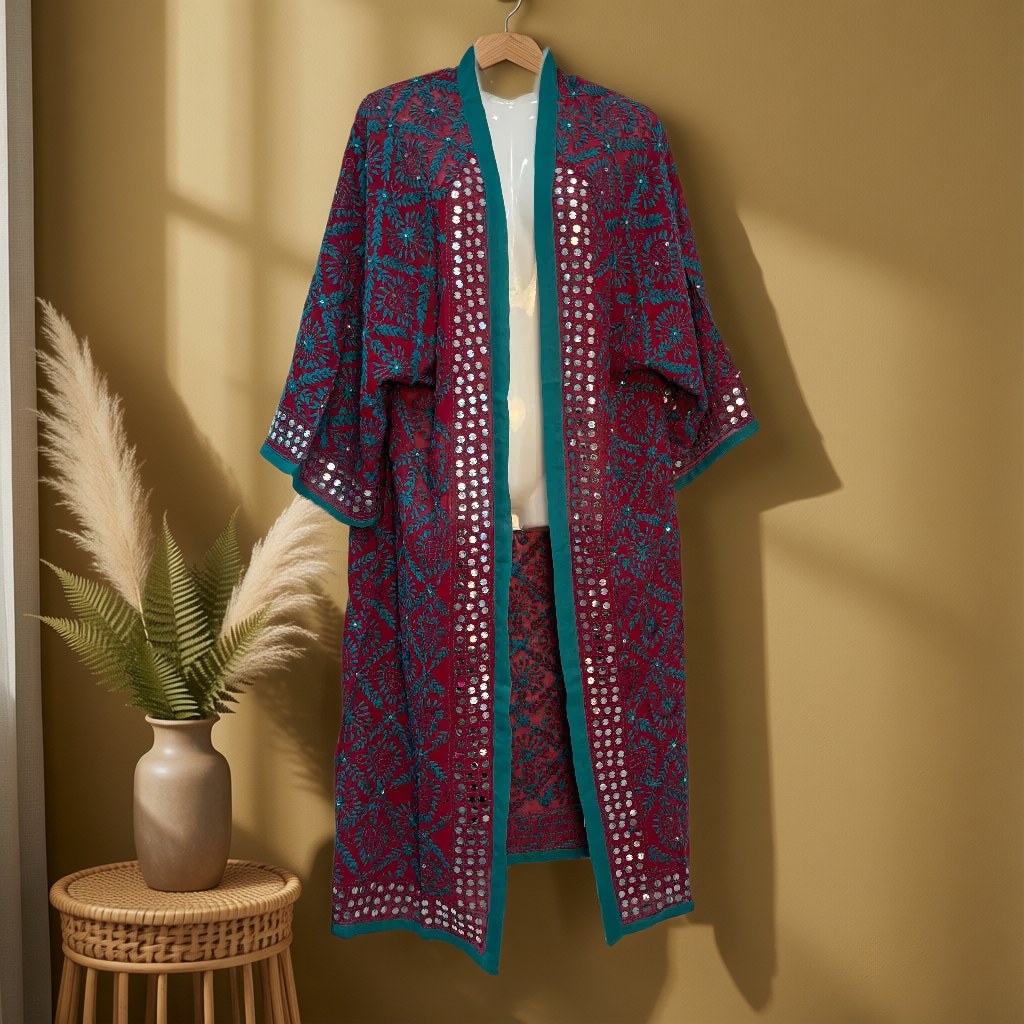 Kimono Turquía largo con detalles reflectantes colgada en un ambiente para mujer Angara Moda