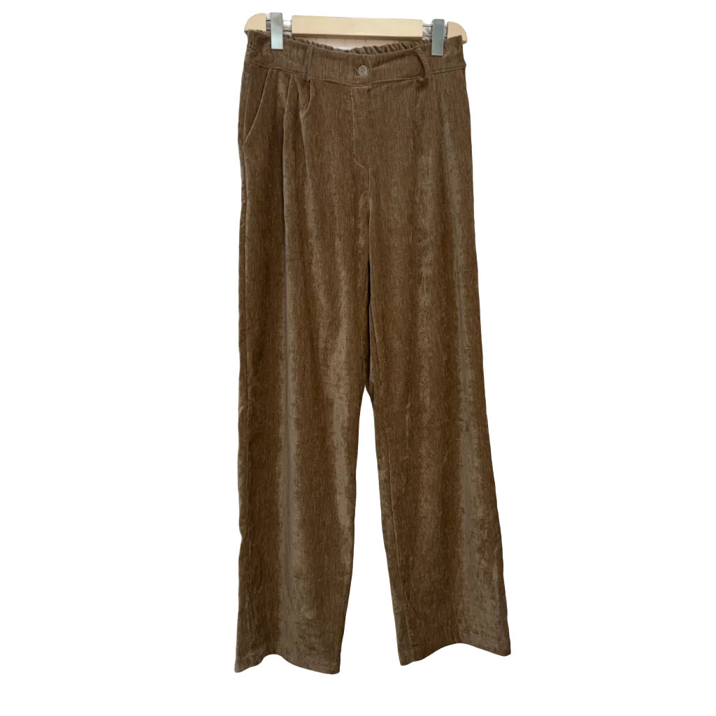 Pantalón Antonella de pana ancha camel con pinzas y cinturilla fruncida sobre fondo blanco para mujer Angara Moda