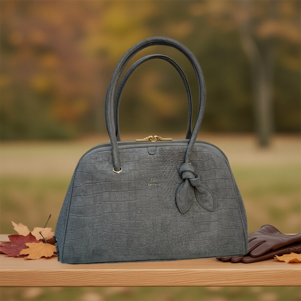 Bolso Celeste desde arriba con gafas de sol y pulsera para mujer Angara Moda