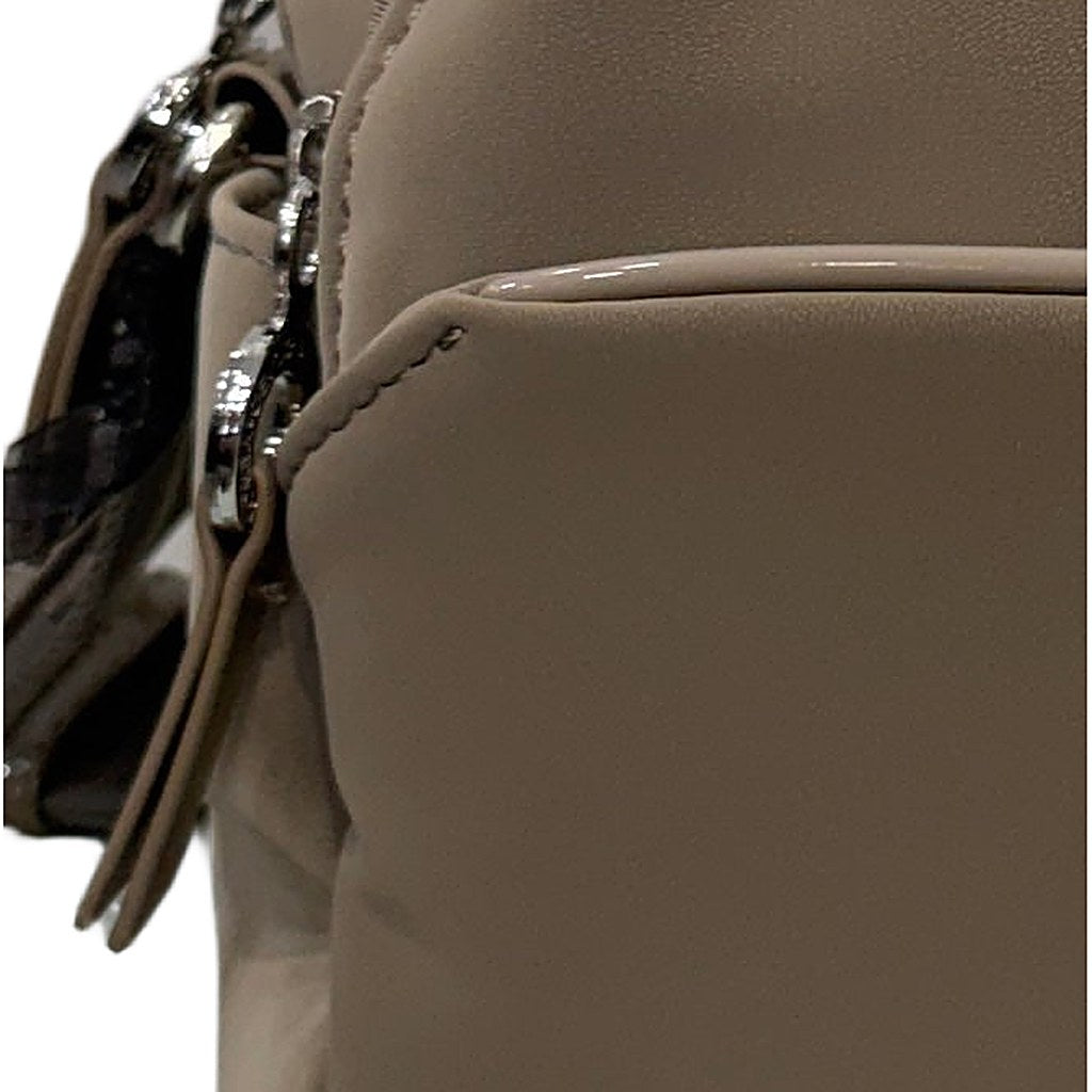 Detalle de cerca de Bandolera Colibrí para mujer Angara Moda