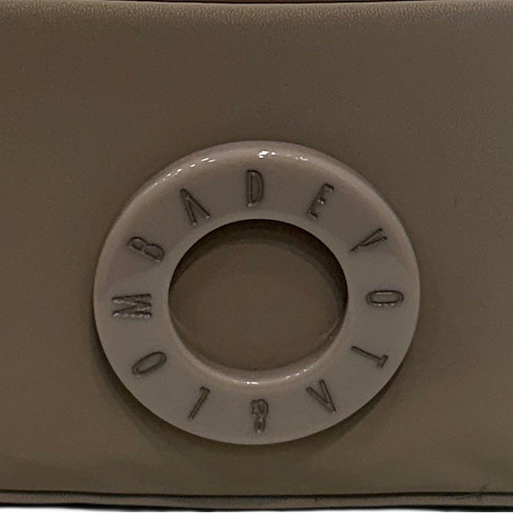 Detalle del herraje de Bandolera Colibrí para mujer Angara Moda