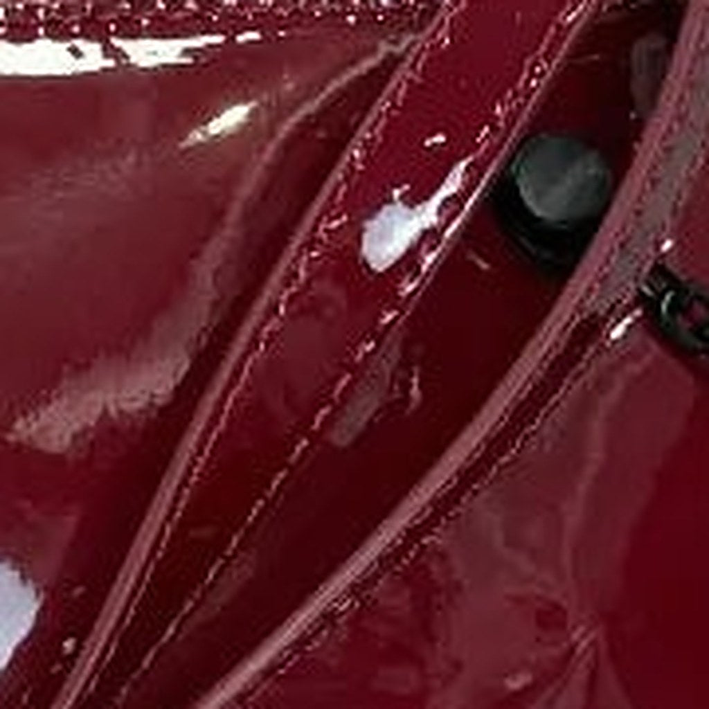 Detalle de cerca de Bandolera Nieves de acabado brillante y correa ajustable para mujer Angara Moda