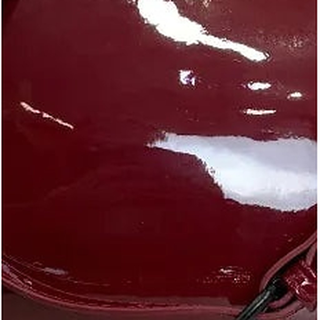 Detalle del herraje de Bandolera Nieves de acabado brillante y correa ajustable para mujer Angara Moda