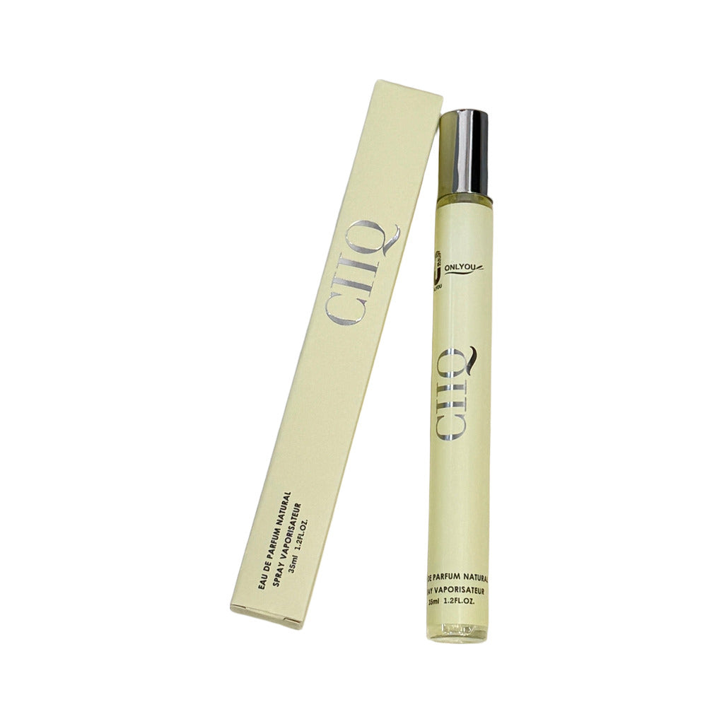 Perfume chico sensual sobre fondo blanco para mujer Angara Moda