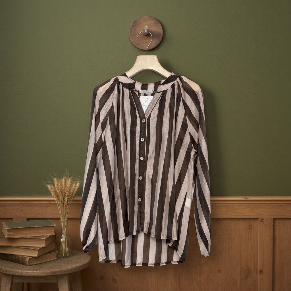 Camisa Anaya colgada en un ambiente para mujer Angara Moda