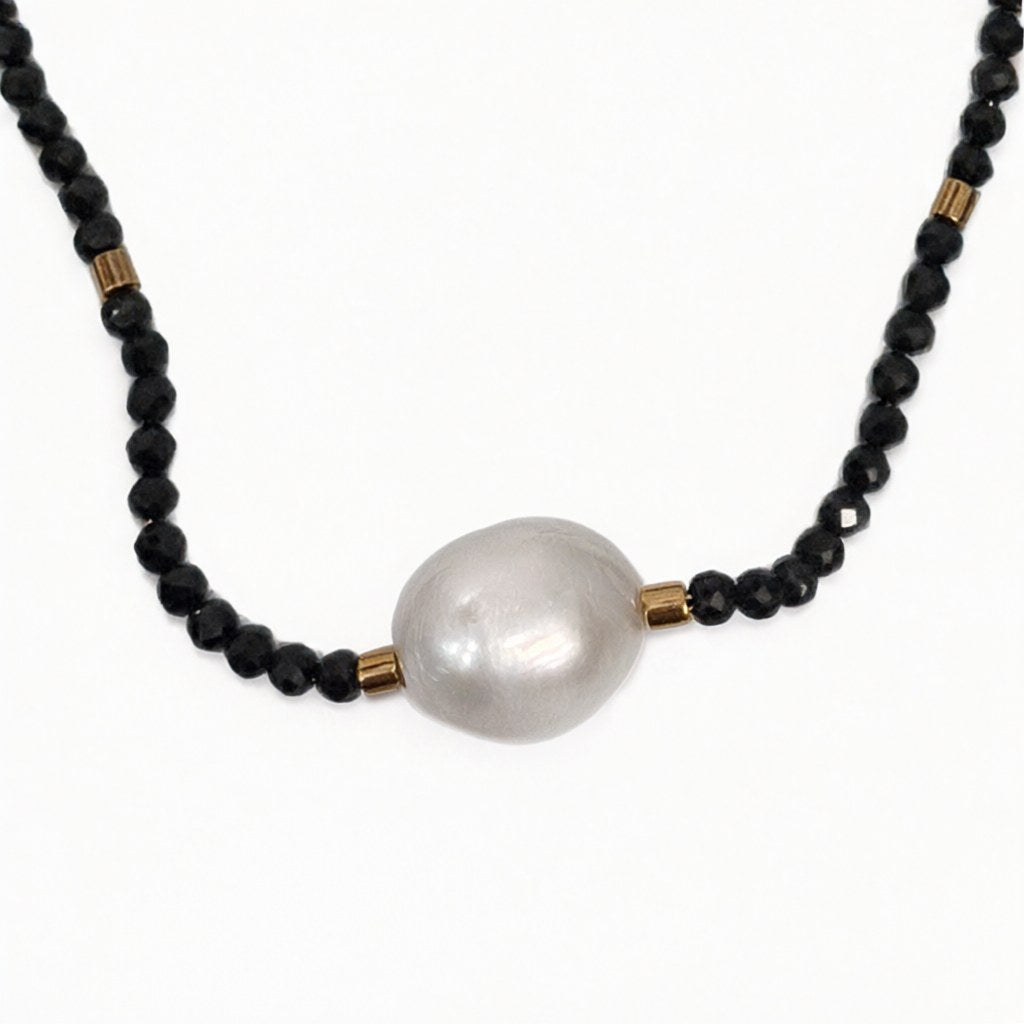 Detalle de Collar Isolda para mujer Angara Moda