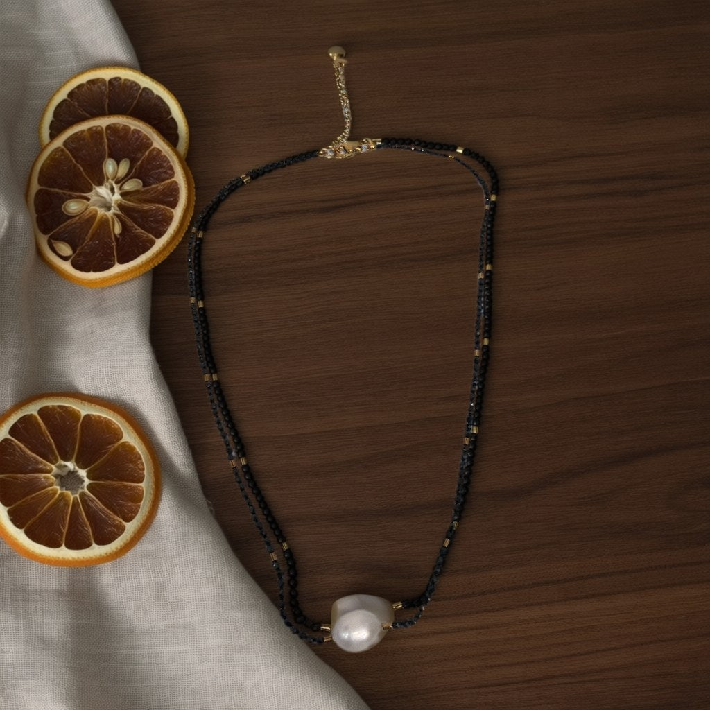 Collar Isolda sobre una superficie para mujer Angara Moda