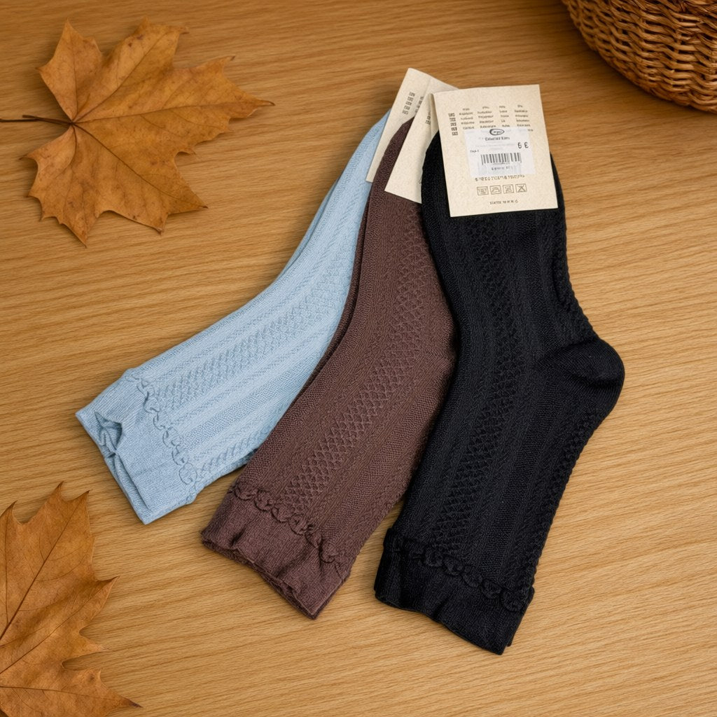 Calcetines Fedra (pack de 3 uds.) sobre una superficie para mujer Angara Moda