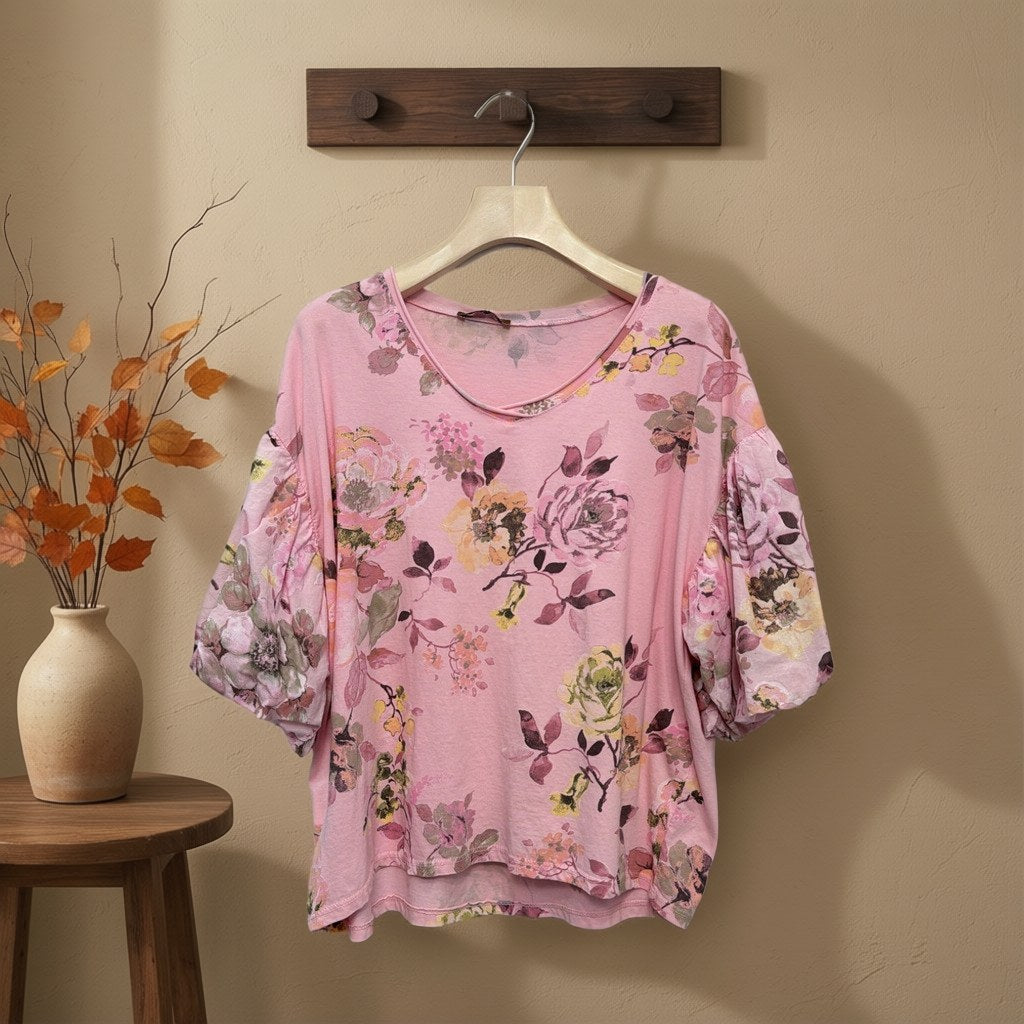Camiseta Leyre colgada en un ambiente para mujer Angara Moda