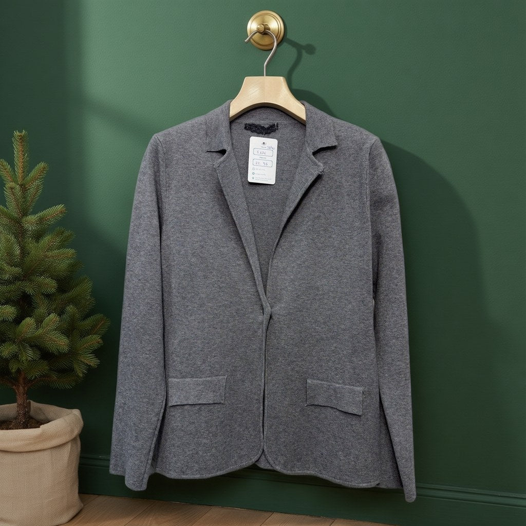 Chaqueta Ónix colgada en un ambiente para mujer Angara Moda