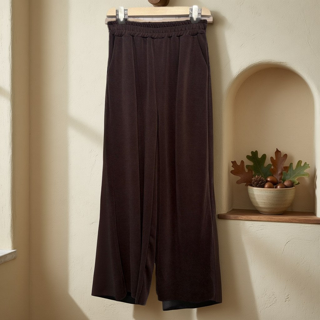 Pantalón Balada colgada en un ambiente para mujer Angara Moda