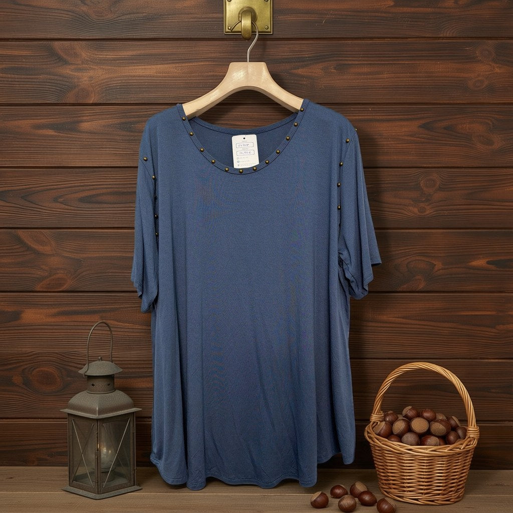Camiseta Dánae colgada en un ambiente para mujer Angara Moda