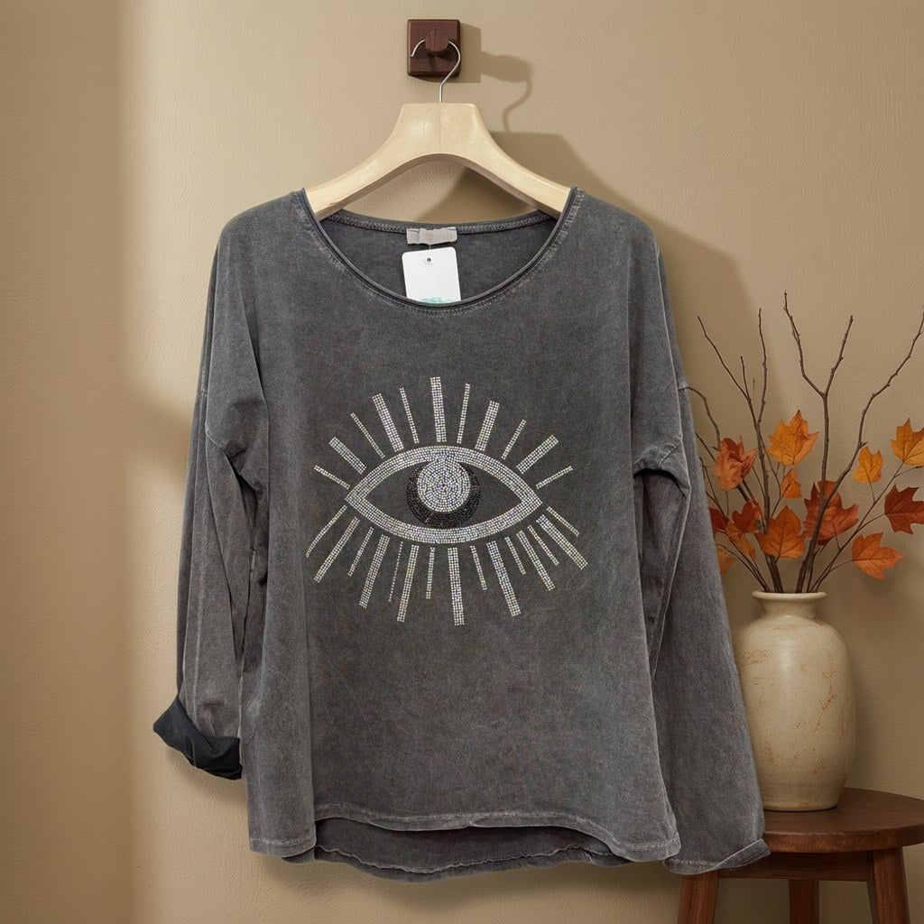 Camiseta Signe colgada en un ambiente para mujer Angara Moda
