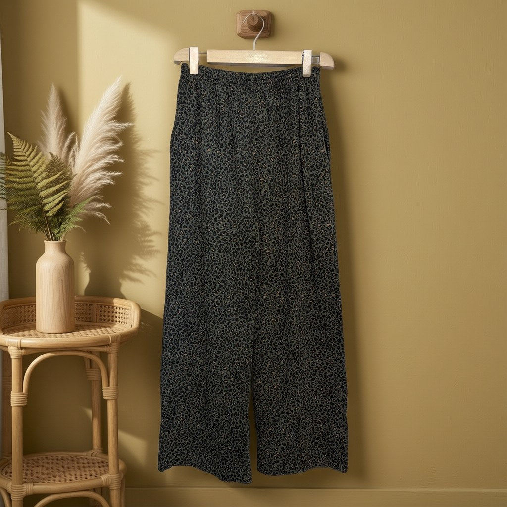 Pantalón Macarena colgada en un ambiente para mujer Angara Moda