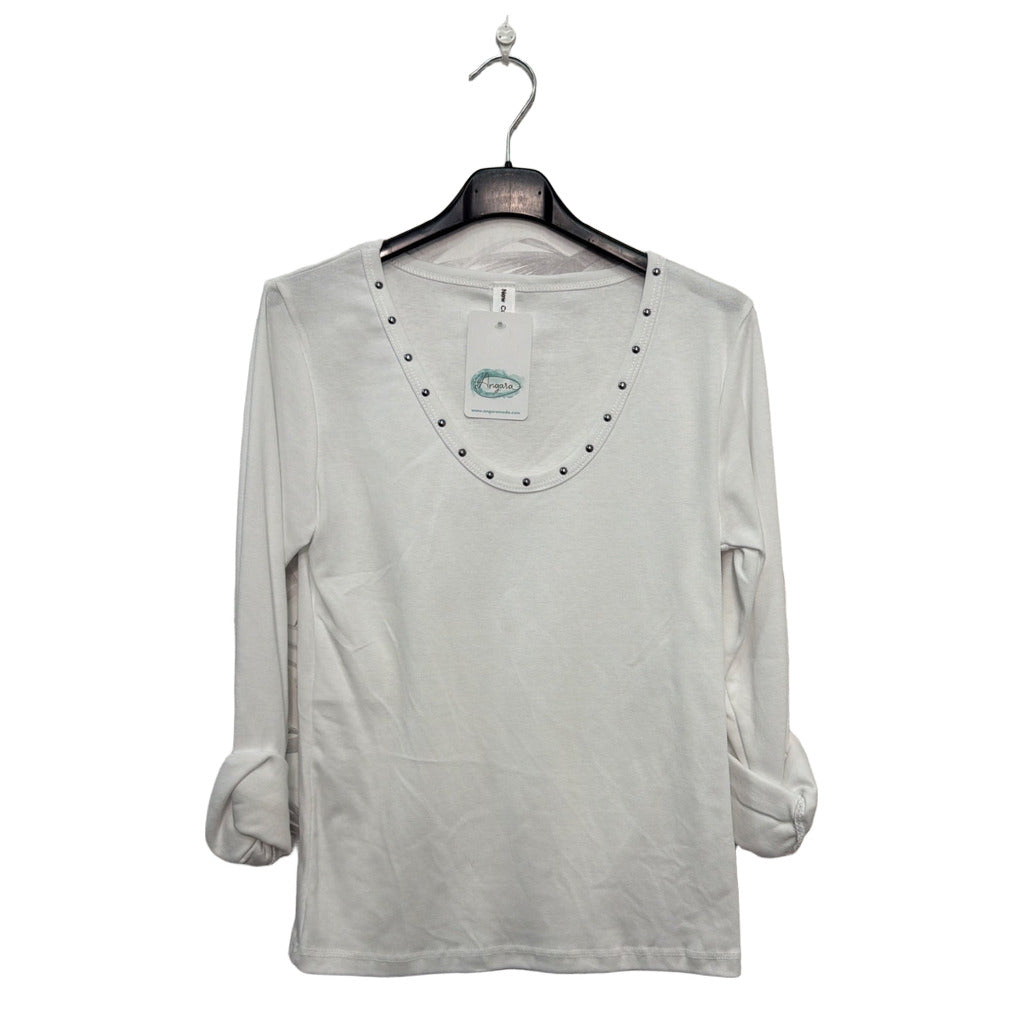 Camiseta Tachas en color Blanco sobre fondo blanco para mujer Angara Moda