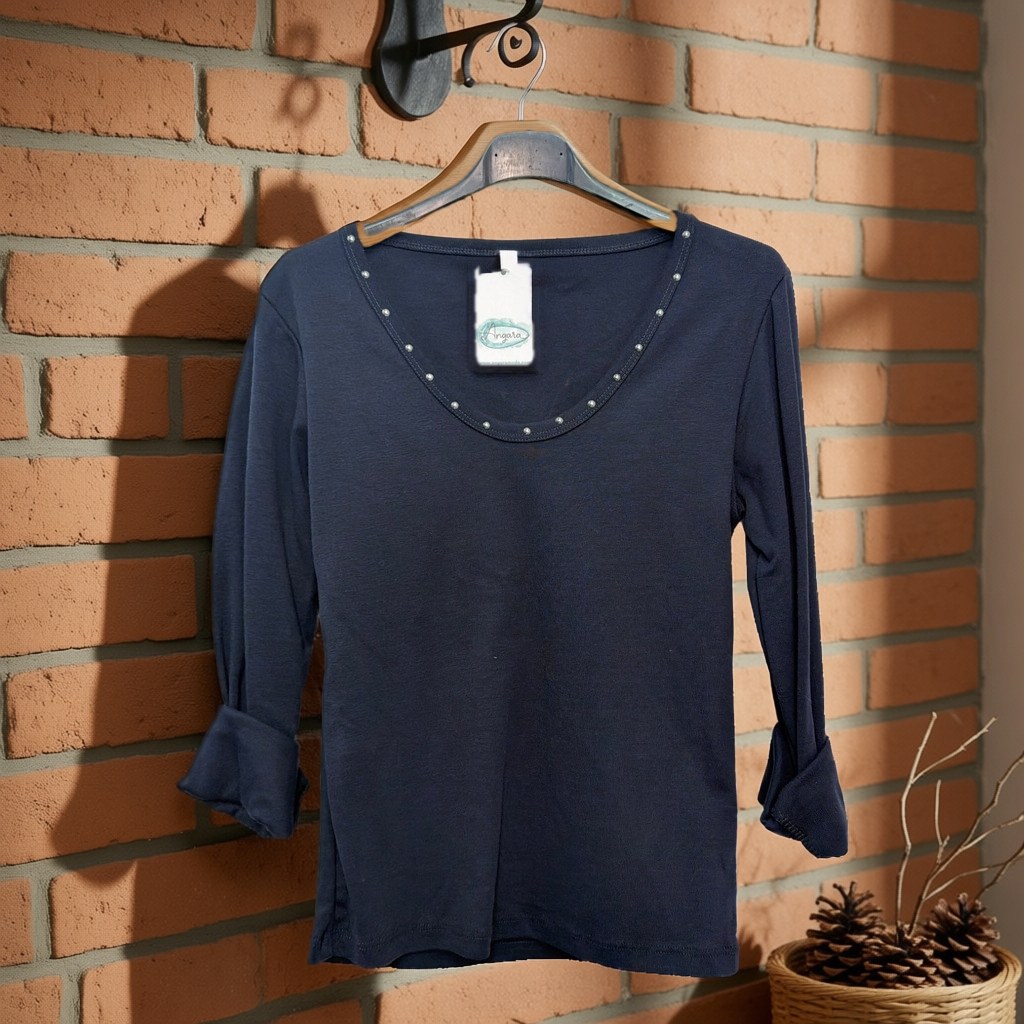 Camiseta Tachas colgada en un ambiente para mujer Angara Moda