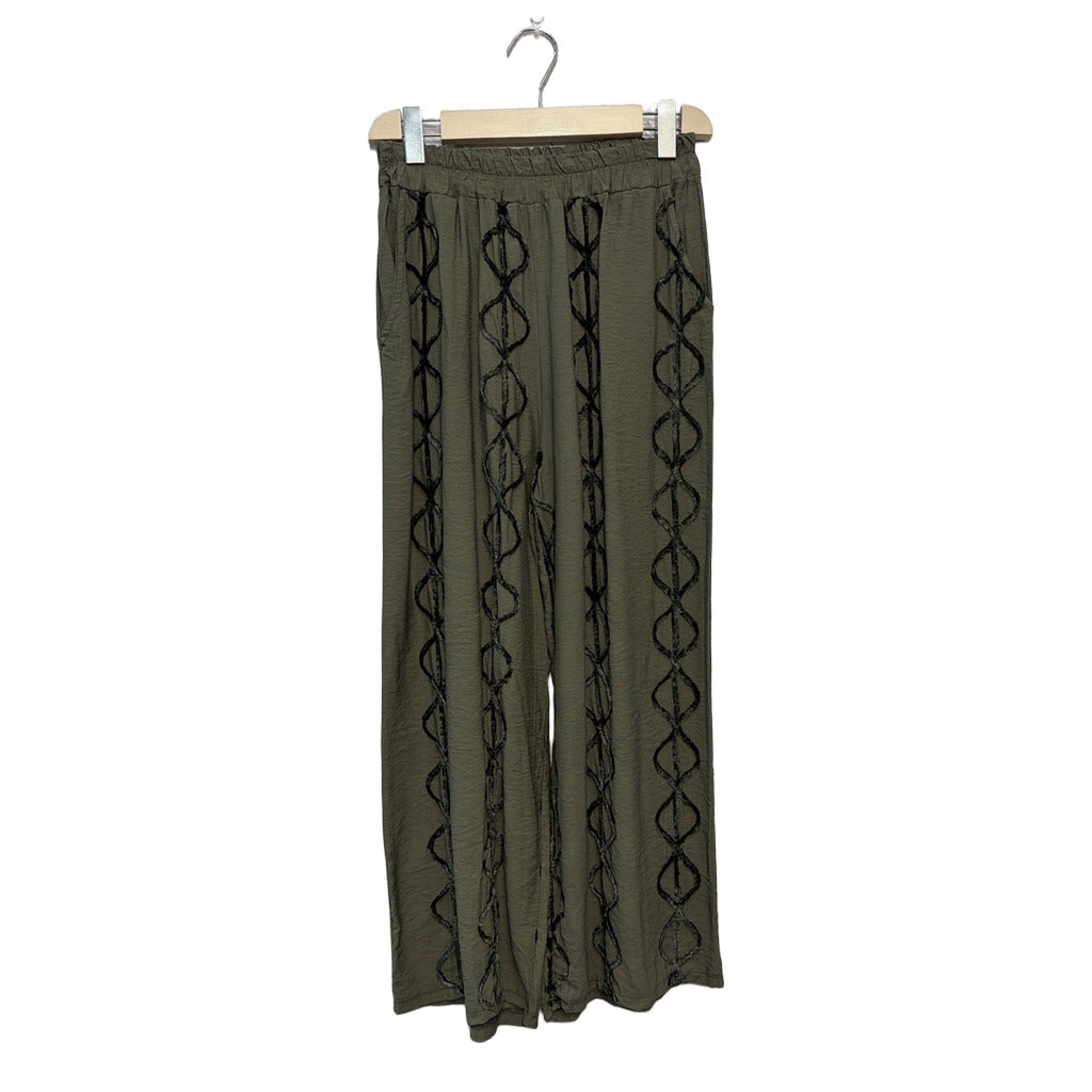 Pantalón Atenea en color Verde caza sobre fondo blanco para mujer Angara Moda
