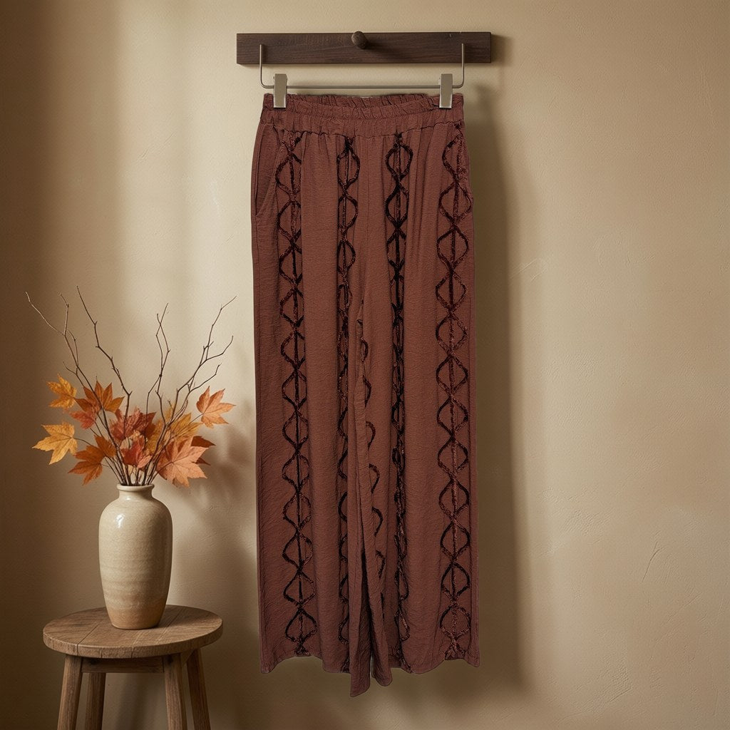 Pantalón Atenea colgada en un ambiente para mujer Angara Moda