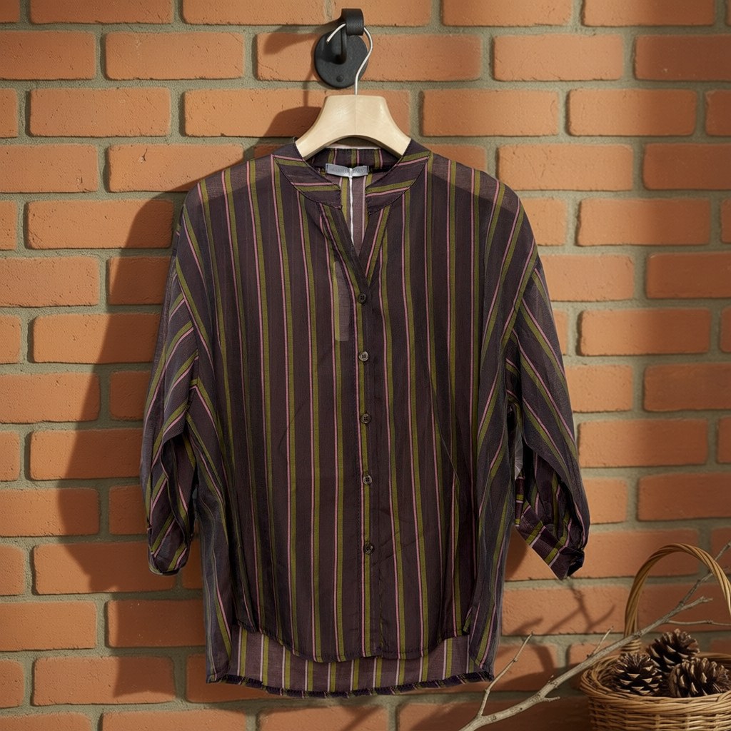 Camisa Tessa colgada en un ambiente para mujer Angara Moda