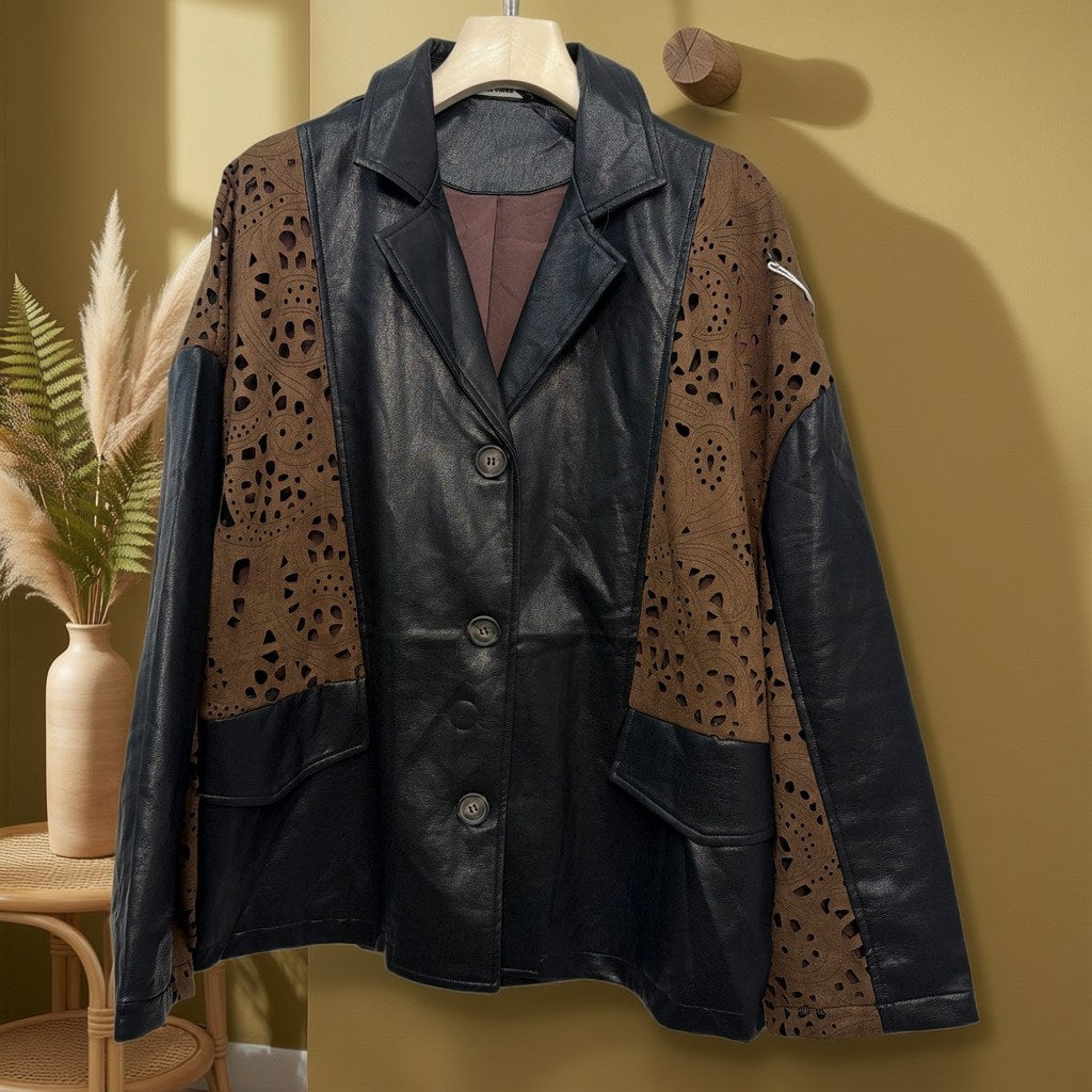 Blazer Ingrid colgada en un ambiente para mujer Angara Moda