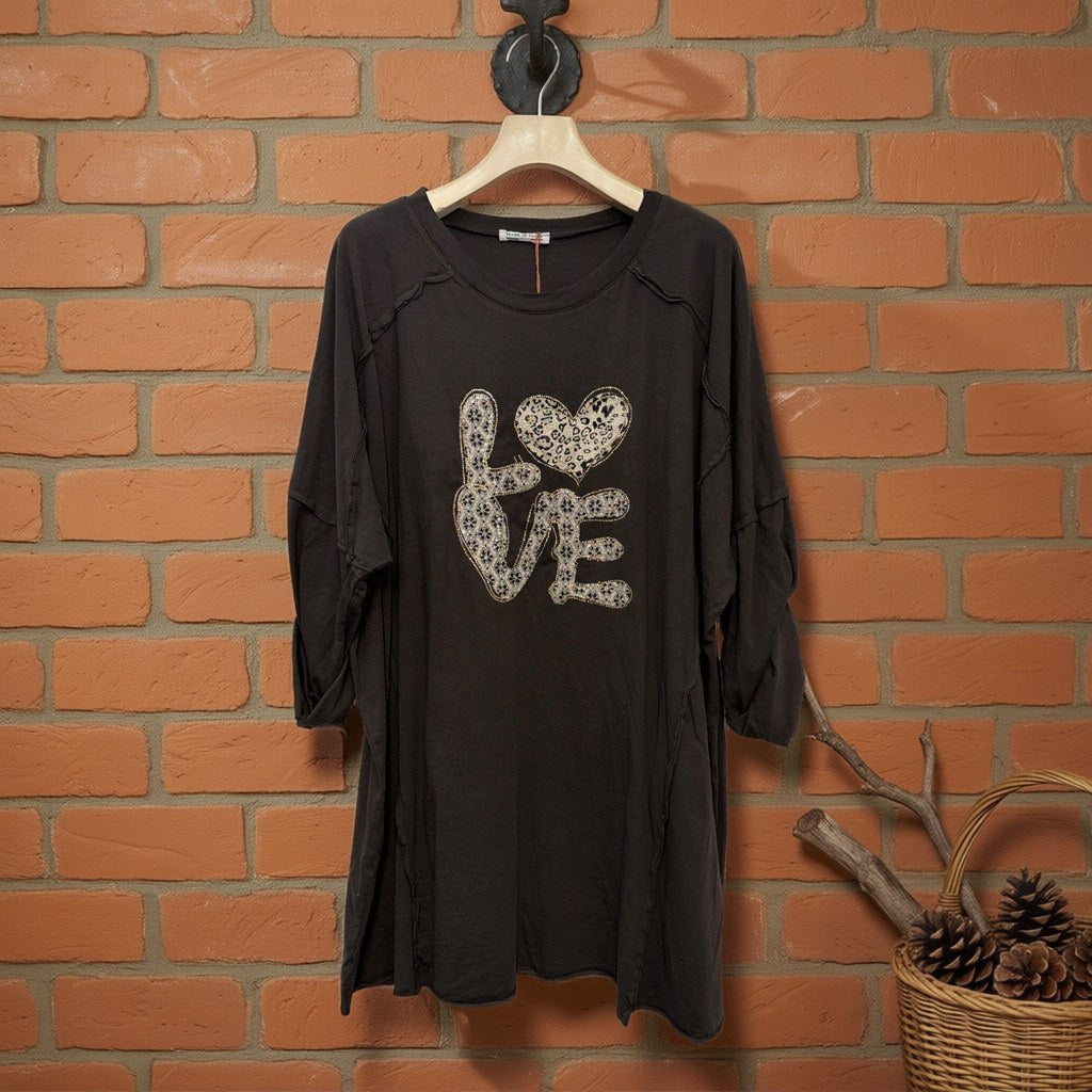 Sudadera Candela colgada en un ambiente para mujer Angara Moda