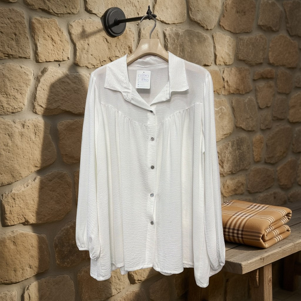 Camisa Kunzita colgada en un ambiente para mujer Angara Moda