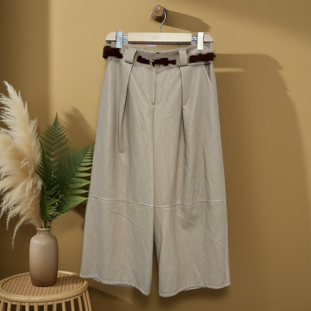 Pantalón Celinda colgada en un ambiente para mujer Angara Moda