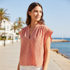 Blusa gingham roja sobre modelo