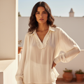 Blusa Rosalia sobre modelo - encuadre cintura