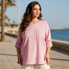 Camiseta Cosmopolitan sobre modelo curvi