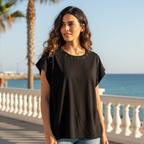 Camiseta Nera negra sobre modelo