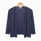 Chaqueta azul marino en percha fondo blanco