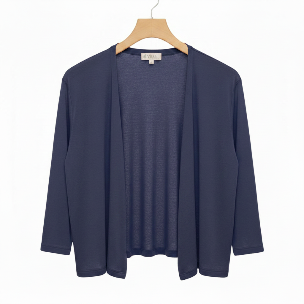 Chaqueta azul marino en percha fondo blanco