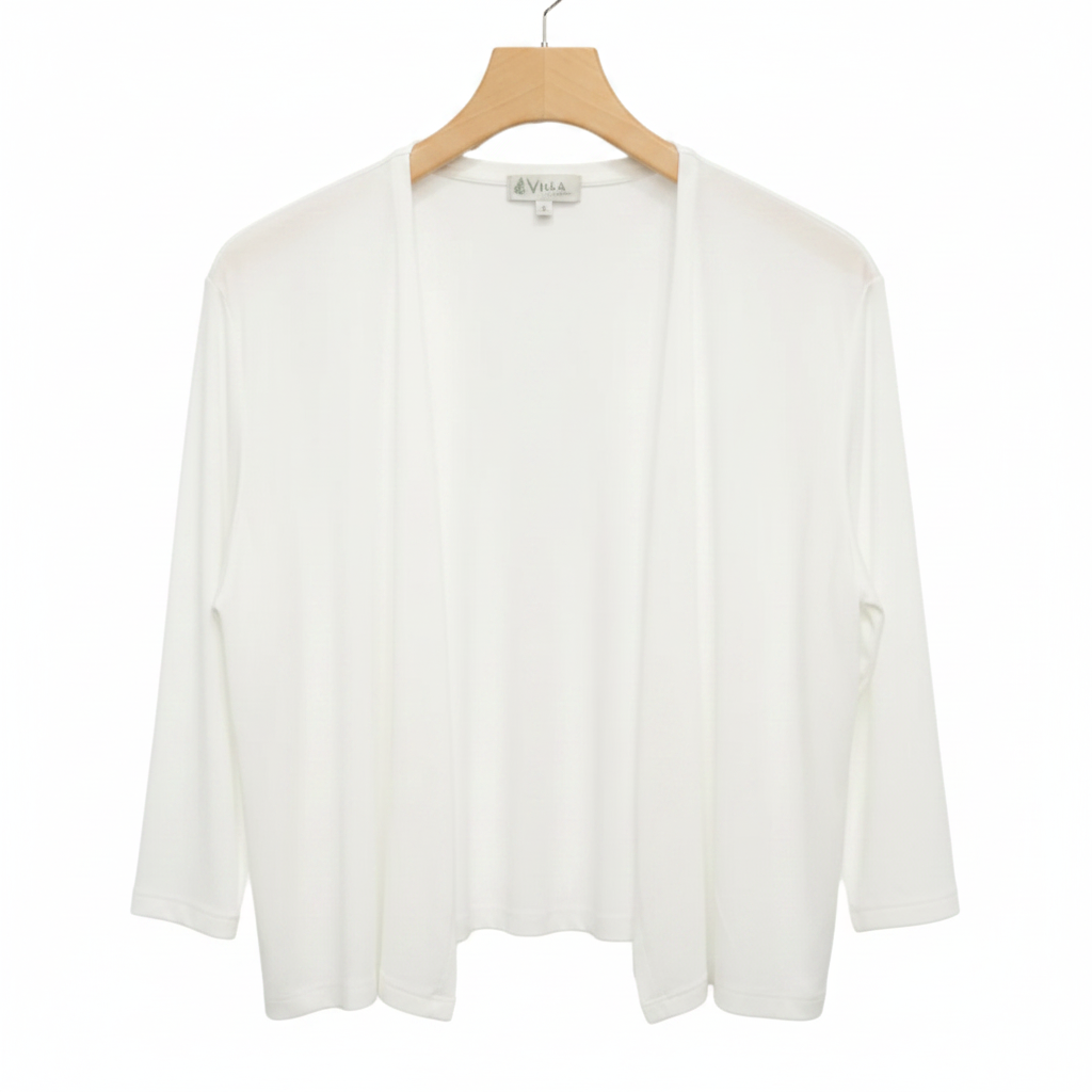 Chaqueta blanca en percha fondo blanco