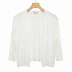 Chaqueta blanca en percha fondo blanco