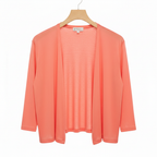 Chaqueta coral en percha fondo blanco