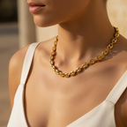 Collar Consuelo sobre modelo