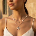 Collar doble cadena estrella de mar sobre modelo